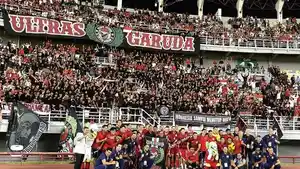 Pemain-dan-official-timnas-Indonesia-foto-bersama-usai-menjalani-laga-FIFA-Matchday.jpg