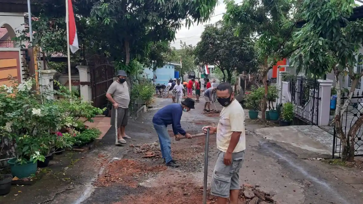 Cara Unik Warga Tanjungpinang Peringati HUT ke-75 RI, Tak Ada Pesta Rakyat, Pilih Perbaiki Jalan