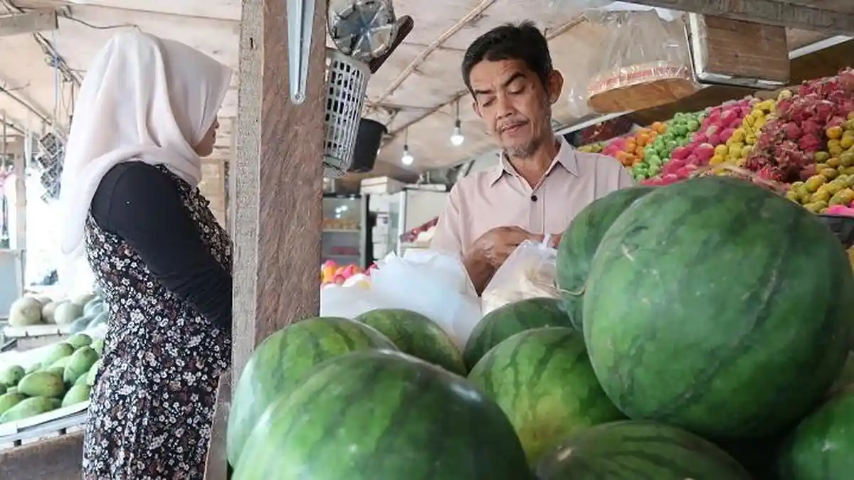 Cuaca Terik Landa Aceh Tamiang, Kios Penjual Semangka Diserbu Pembeli