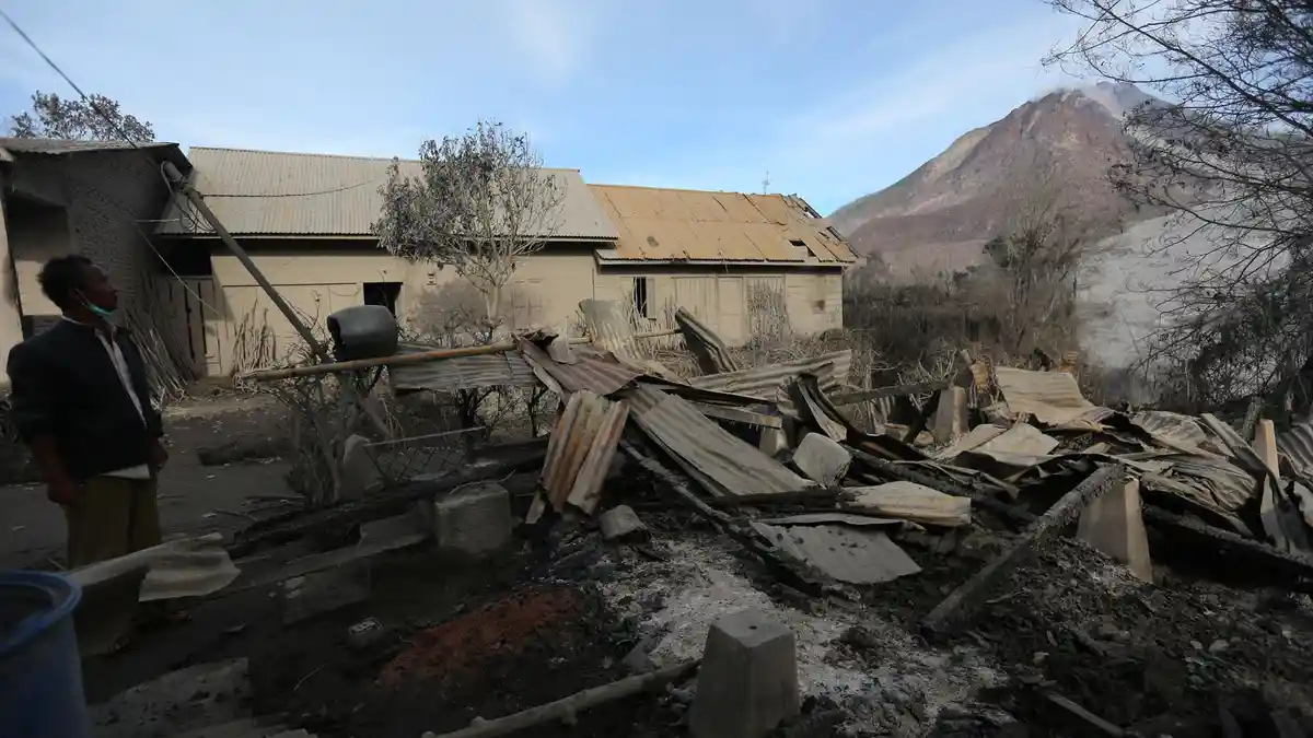 Pemerintah Tanggung Biaya Pengobatan  Korban Erupsi Gunung Sinabung