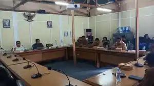 Rapat-komisi-IV-DPRD-Sulbar-mendengar.jpg