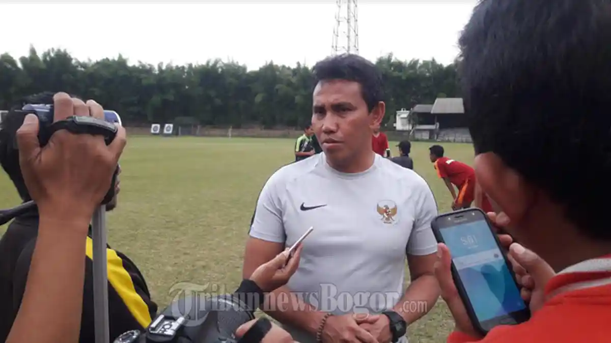 Tak Sendiri, Bima Sakti Rupanya Pilih Starter Indonesia U-17 Dibantu Indra Sjafri dan Frank Wormuth
