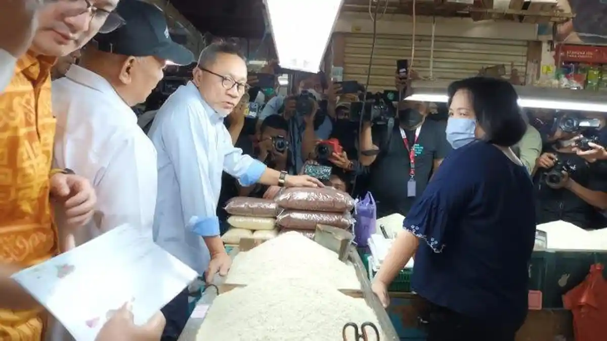 Hari Pertama Bekerja, Menteri Perdagangan Zulkifli Hasan Langsung Syok saat Cek Harga Sembako