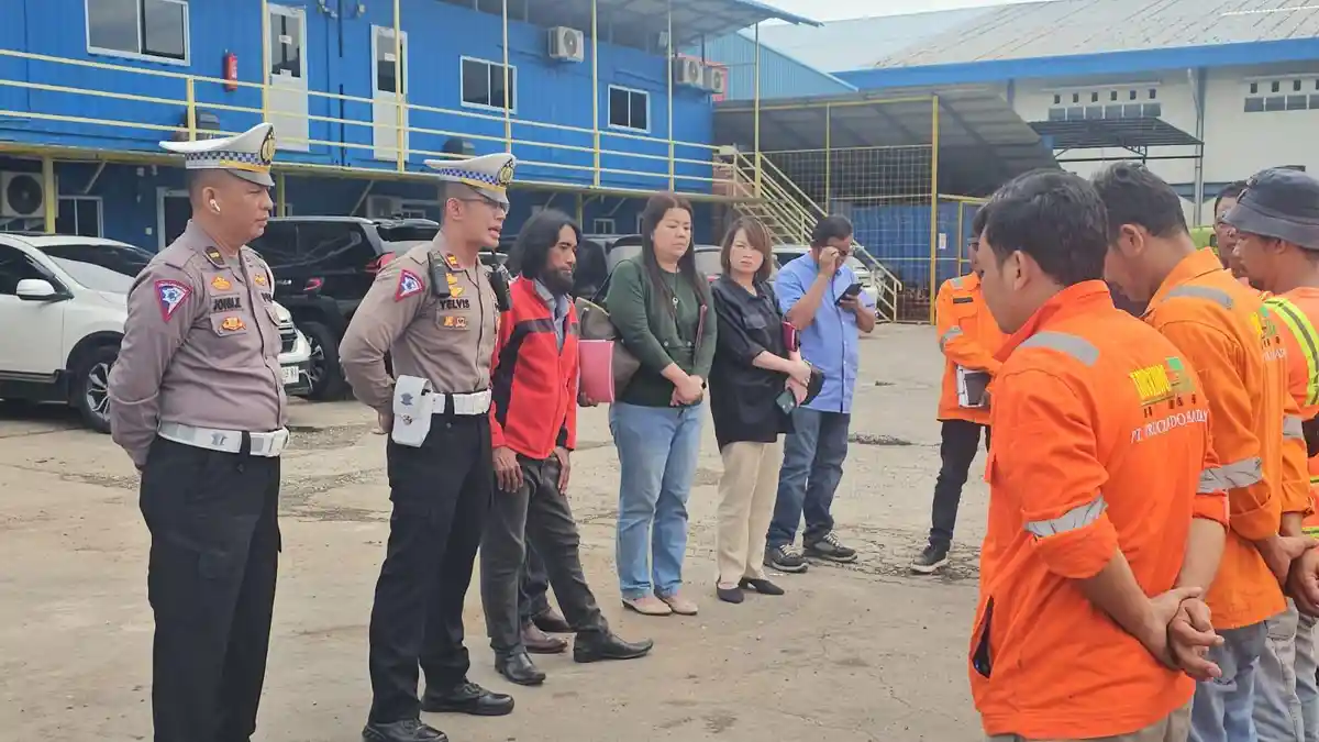 Satlantas Polresta Barelang Cek Kelengkapan SIM Supir Trailer Hingga Himbauan Keselamatan