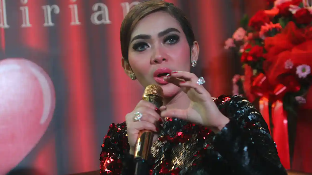 Syahrini Tersipu-sipu Dekati Tommy Soeharto