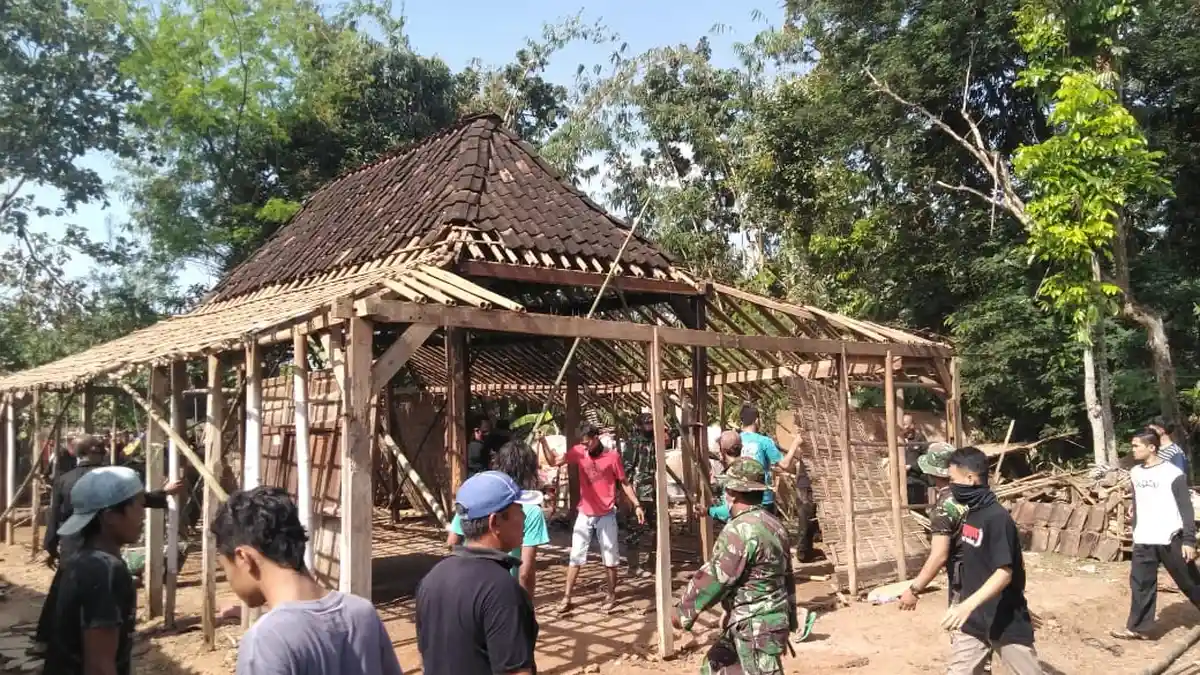 Sambut HUT Kemerdekaan RI, Kodim 0725/ Sragen Bedah 2 Rumah Warga