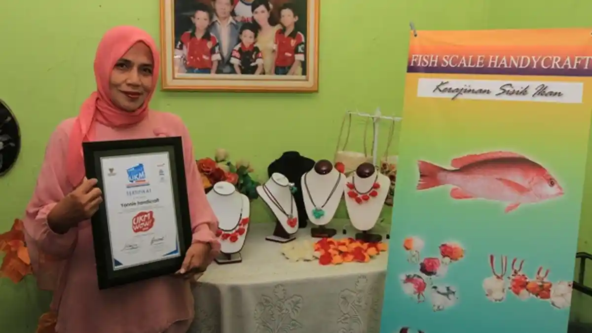 Di Tangan Cahyani, Sisik Ikan Menjadi Kalung Indah