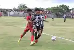 pemain-psm-makassar-berebut-bola-dengan-pemain-persim.jpg