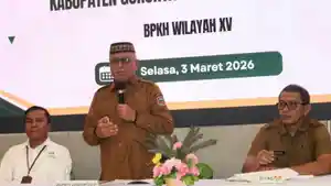 Bupati-Gorontalo-Sofyan-Puhi-tengah-saat-membuka-Sosialisasi.jpg
