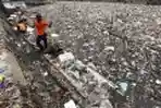 Kali Sunter Dipenuhi Sampah Limbah Rumah Tangga