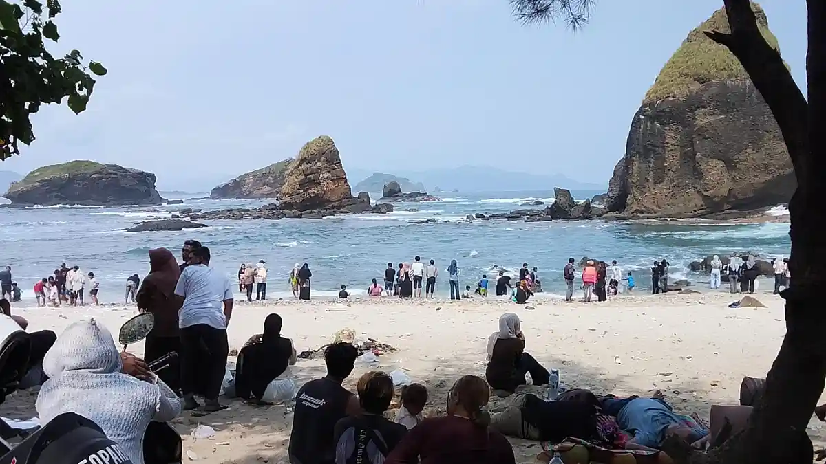 Libur Lebaran Membludak! 57 Ribu Wisatawan Serbu Watu Ulo dan Papuma Jember 