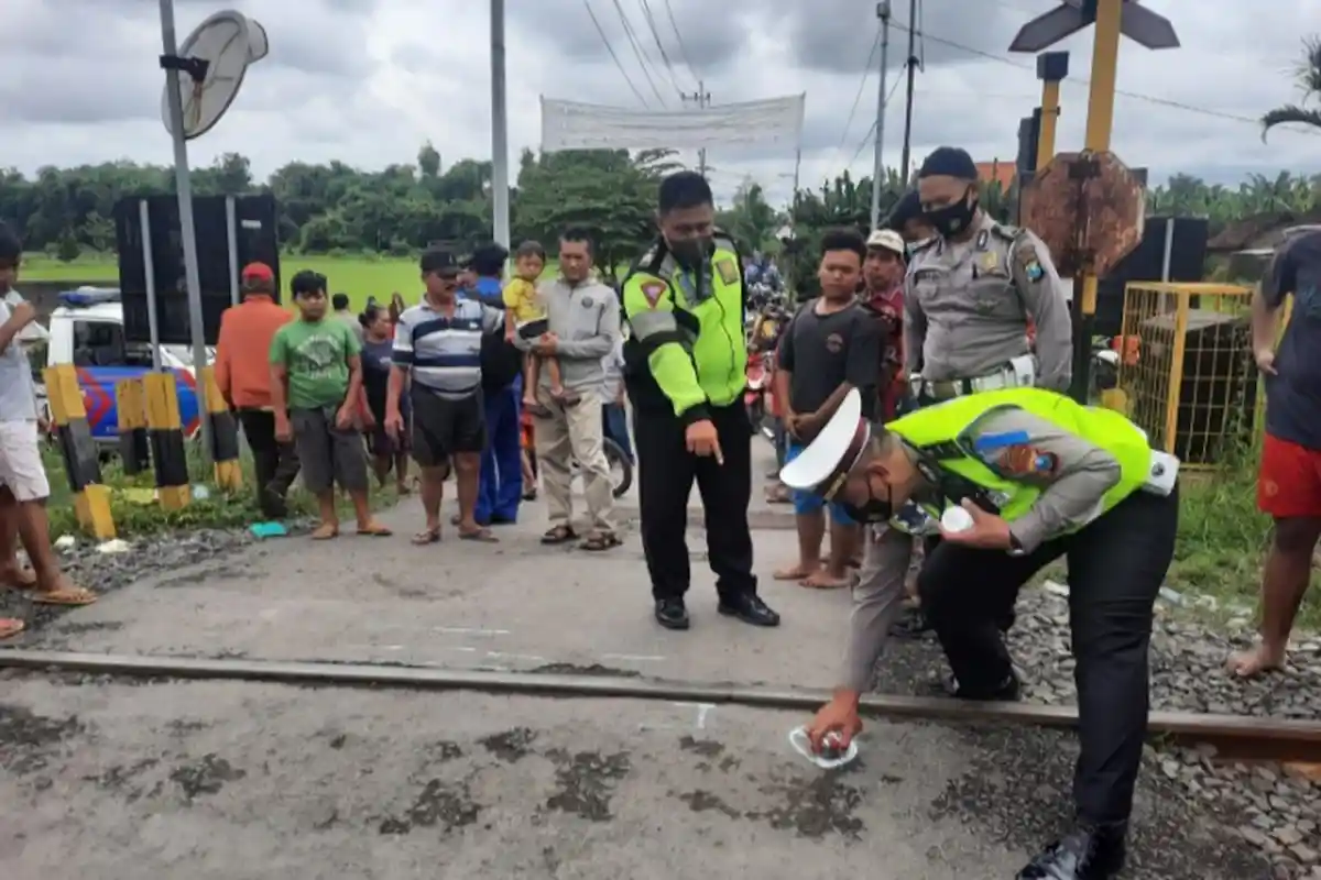 Ibu 50 Tahun Tewas Tertabrak KA Jenggala di Perlintasan Tanpa Palang Pintu di Sidoarjo