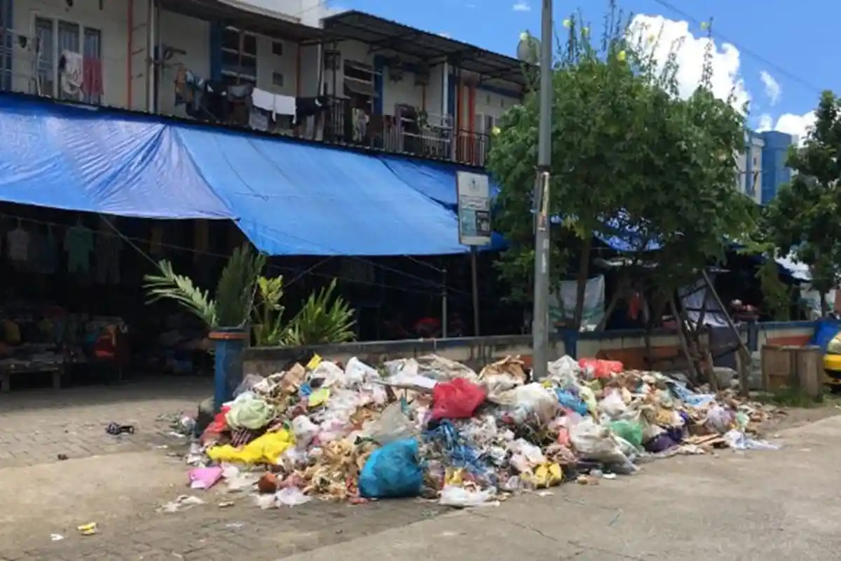 Empat Hari Pasca Lebaran Idulfitri 1445 Hijriah, Sampah Menggunung di Depan Pasar Lama Mamuju