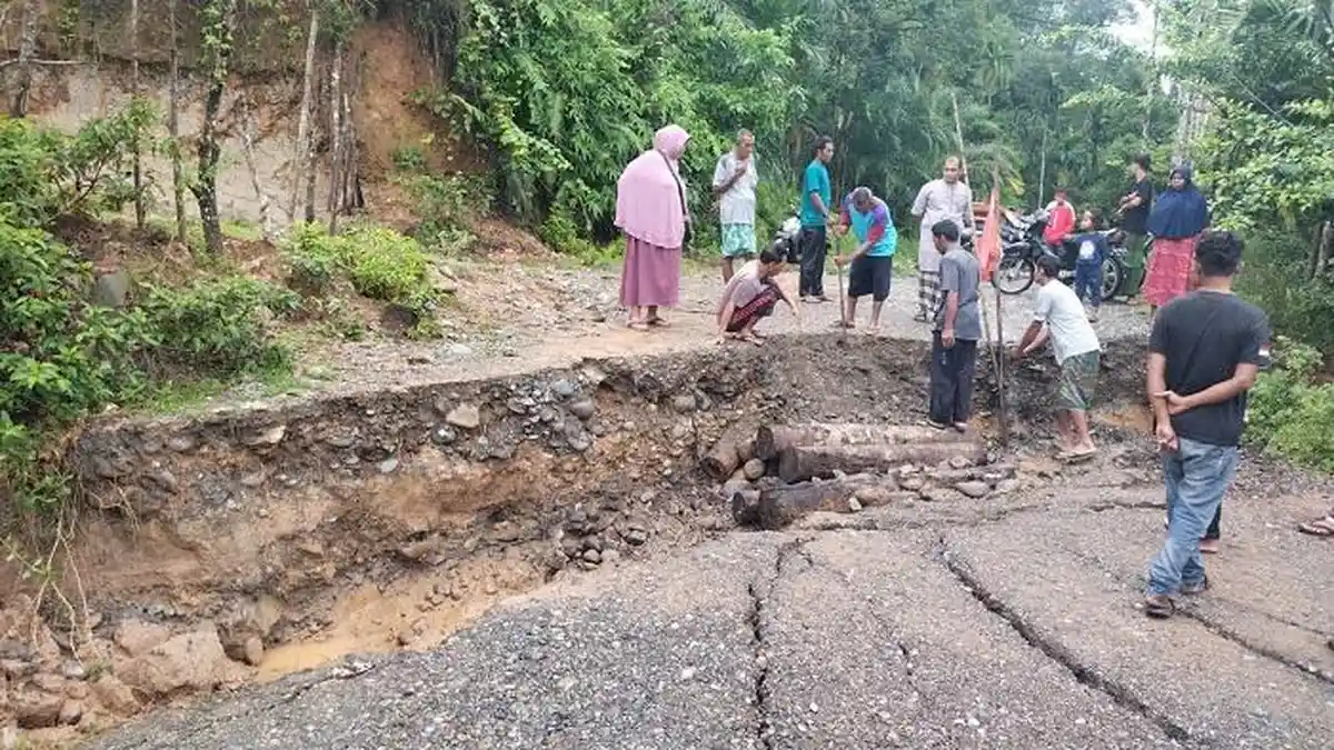 Jalan Antarkecamatan di Sungai Mas Amblas