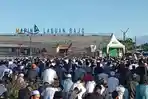Umat-Muslim-di-Labuan-Bajo-sedang-mendengar.jpg