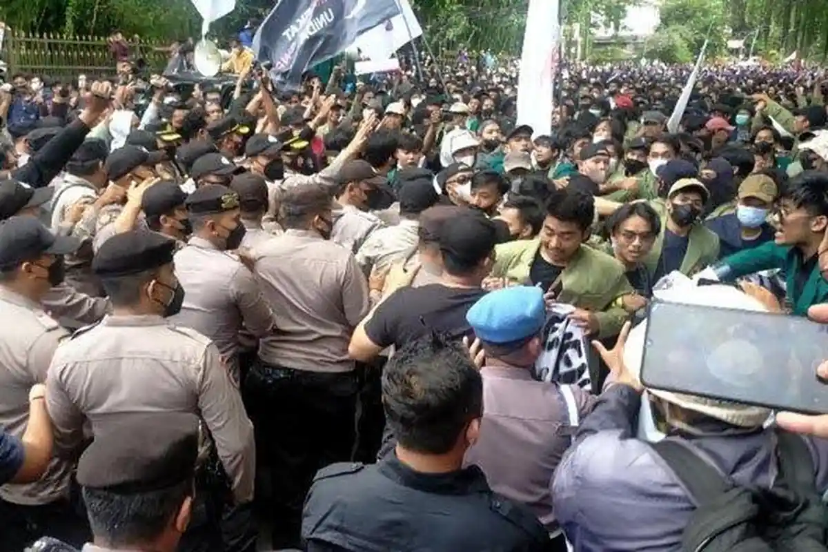 Polisi Hadang Ratusan Mahasiswa yang Hendak Dekati Istana Bogor