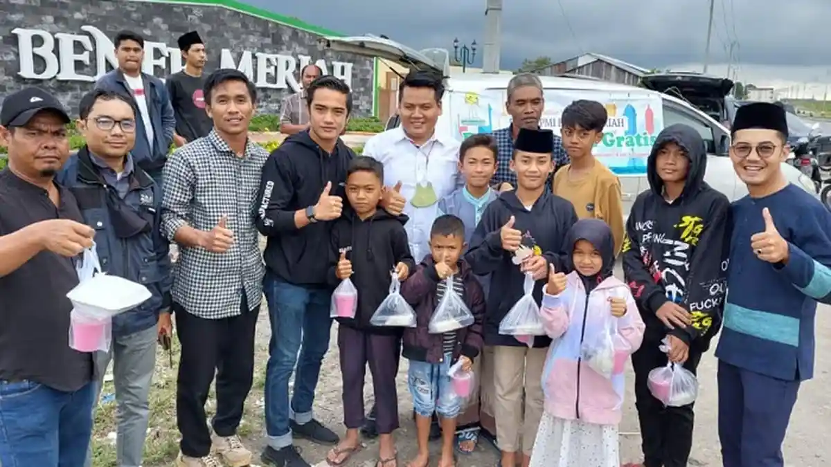 HIPMI Bener Meriah Bagi Takjil Gratis dengan Menu Khas Gayo kepada Pengguna Jalan Raya