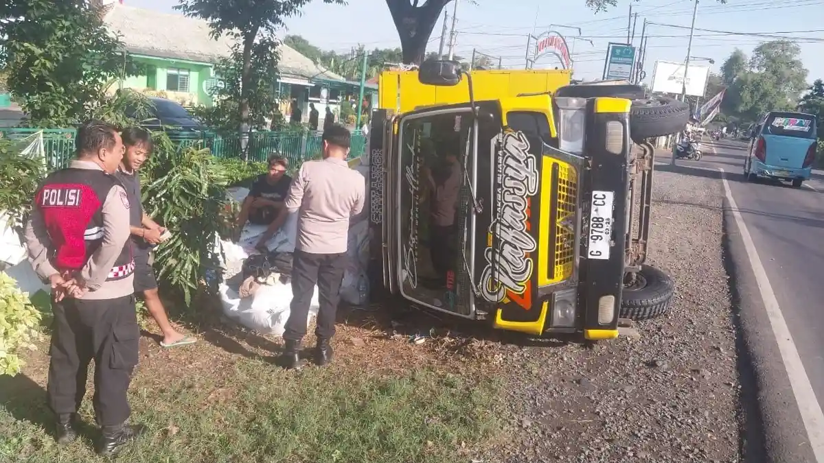 Kecelakaan di Indramayu, Truk Bermuatan Pakan Lele Terguling di Juntinyuat