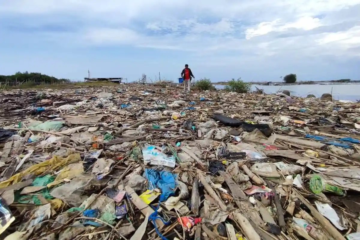 Saat Hujan Tiba Sampah-sampah Menyerbu dari Berbagai Penjuru, Ancam Pendapatan Nelayan Tambakrejo