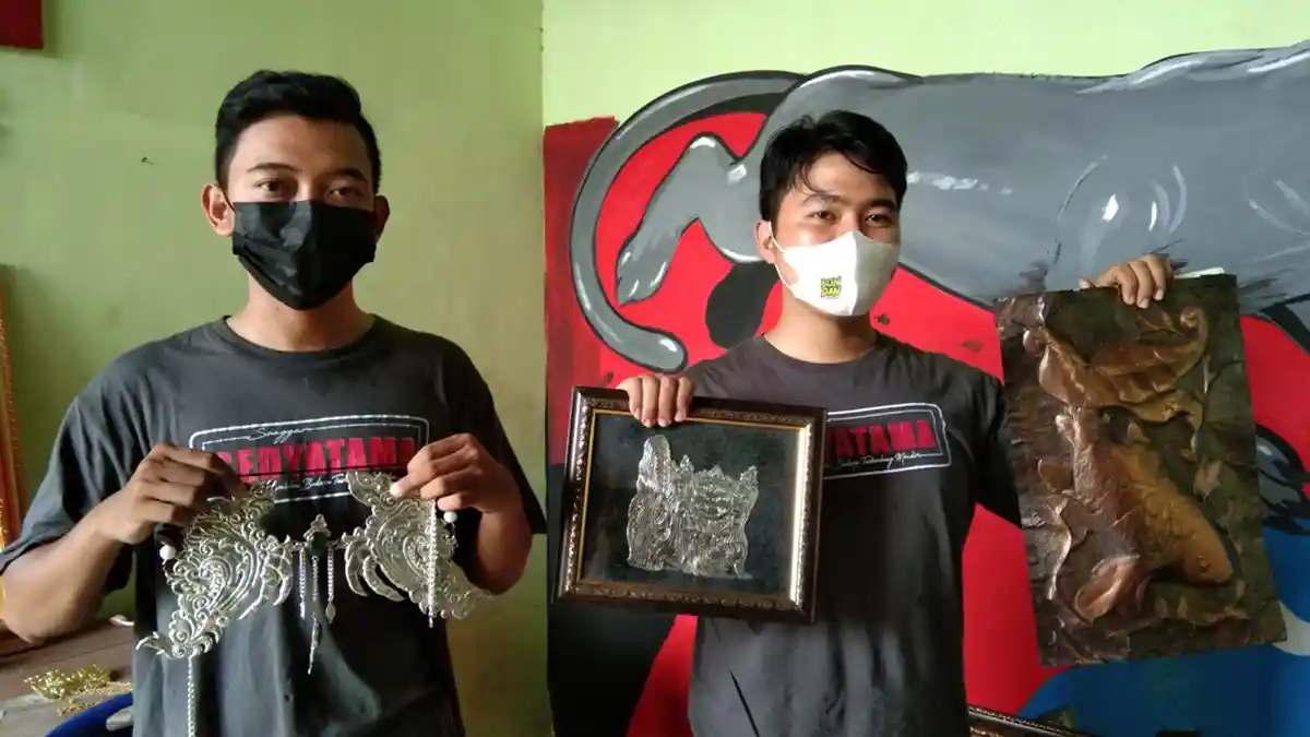 Duo Guru Muda asal Taskombang Klaten Sulap Kaleng Bekas jadi Karya Seni Bernilai Ekonomis