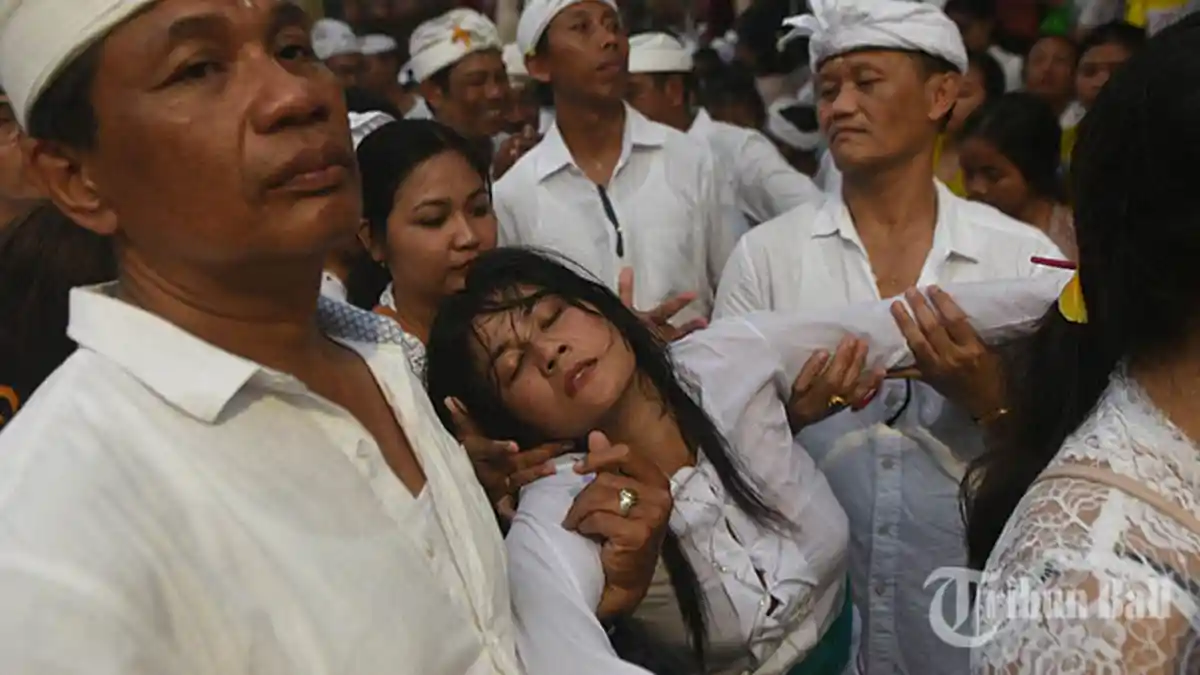 Kerauhan dan Kerasukan, Apa Perbedaannya Dalam Hindu Bali?