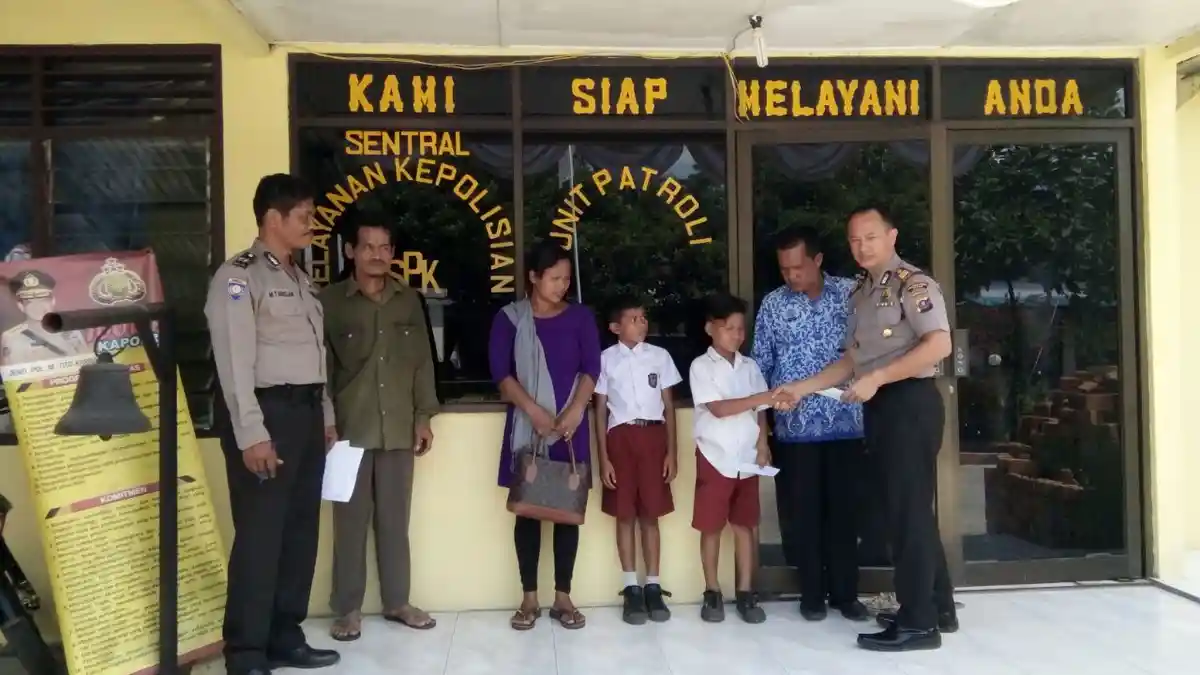 Sifat Jujur Selalu Berbuah Manis, Contohnya Dua Murid Ini yang Dapat Penghargaan di HUT RI