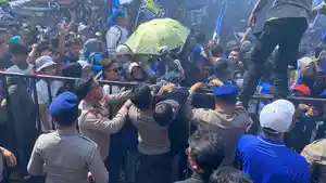 Polisi-saat-melakukan-evakuasi-bocah-yang-terjebak-kerumunan-bobot.jpg