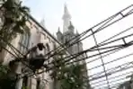 Pasang Tenda Jelang Tri Hari Suci di Gereja Katedral Jakarta