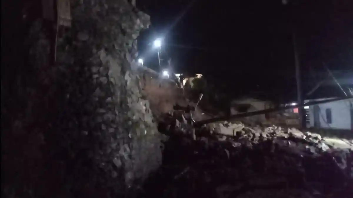 Diguyur Hujan Deras, TPT Perumahan di Tegalmanggung Sumedang Ambrol   