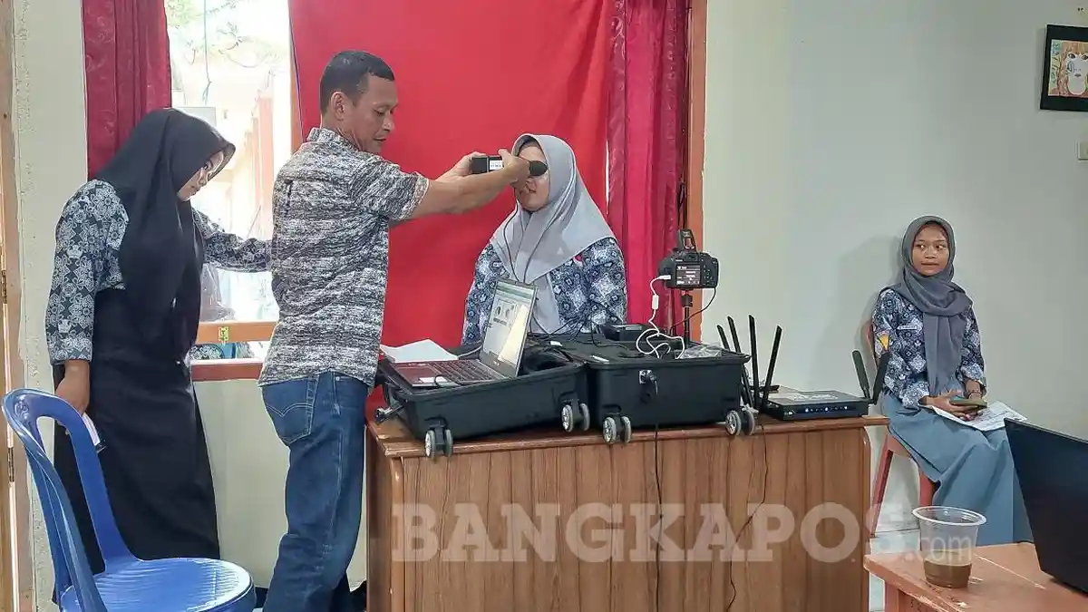 Dukcapil Bangka Selatan Datangi Sekolah Jaring Pemilih Pilkada dan Merekam KTP Elektronik