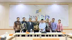Budi-Mahmud-Saputra-ke-Bank-Bjb-cabang-Kota-Tasikmalaya-1592025-1.jpg