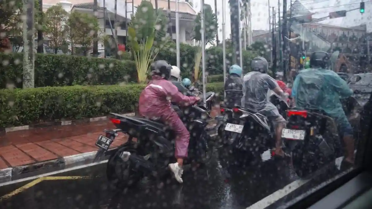 Ramalan Cuaca Surabaya Hari Ini Senin 24 November 2025: Sore Hujan Ringan, Suhu Tertinggi 33 Derajat