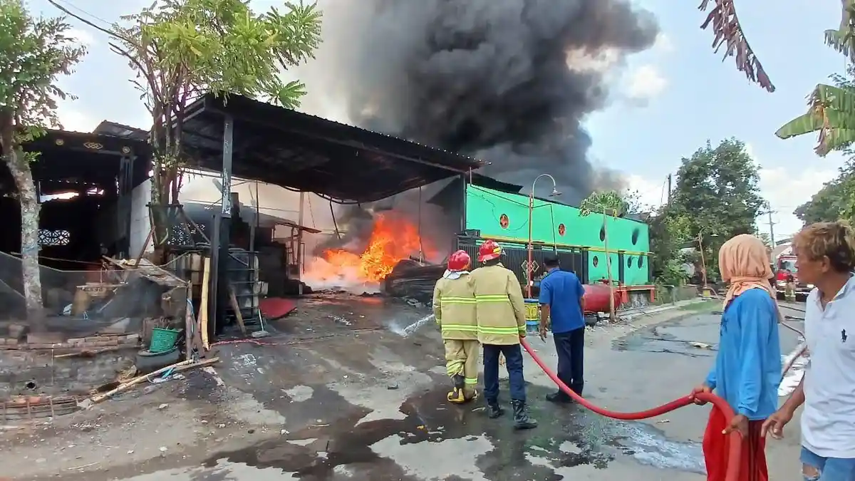 Detik-detik Kobaran Api Ludeskan Industri Vulkanisir Ban di Madiun, Warga Panik Dengar Suara Ledakan