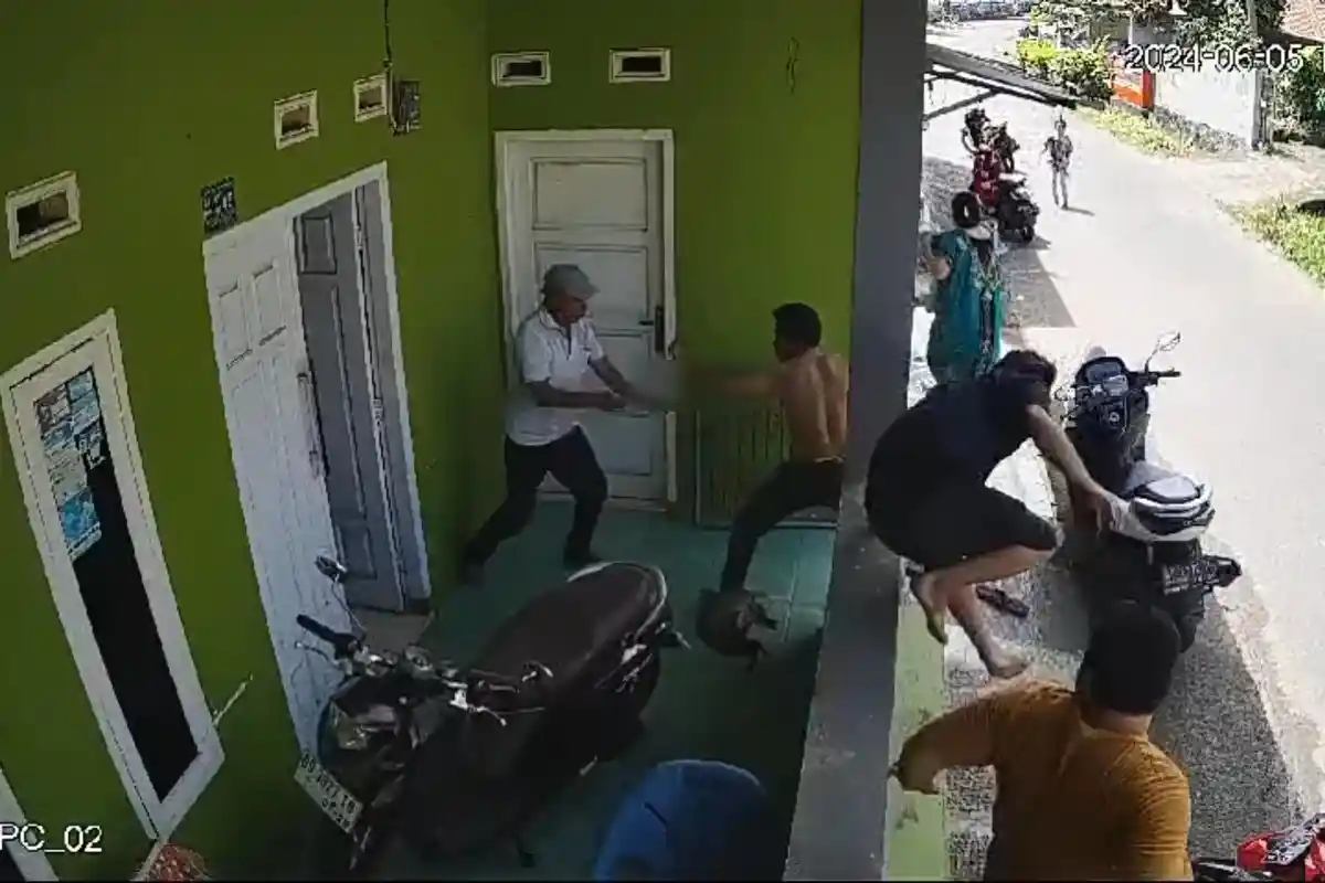 Detik-detik Mencekam Menantu Tikam Mertua di Bengkulu, Terekam Kamera CCTV