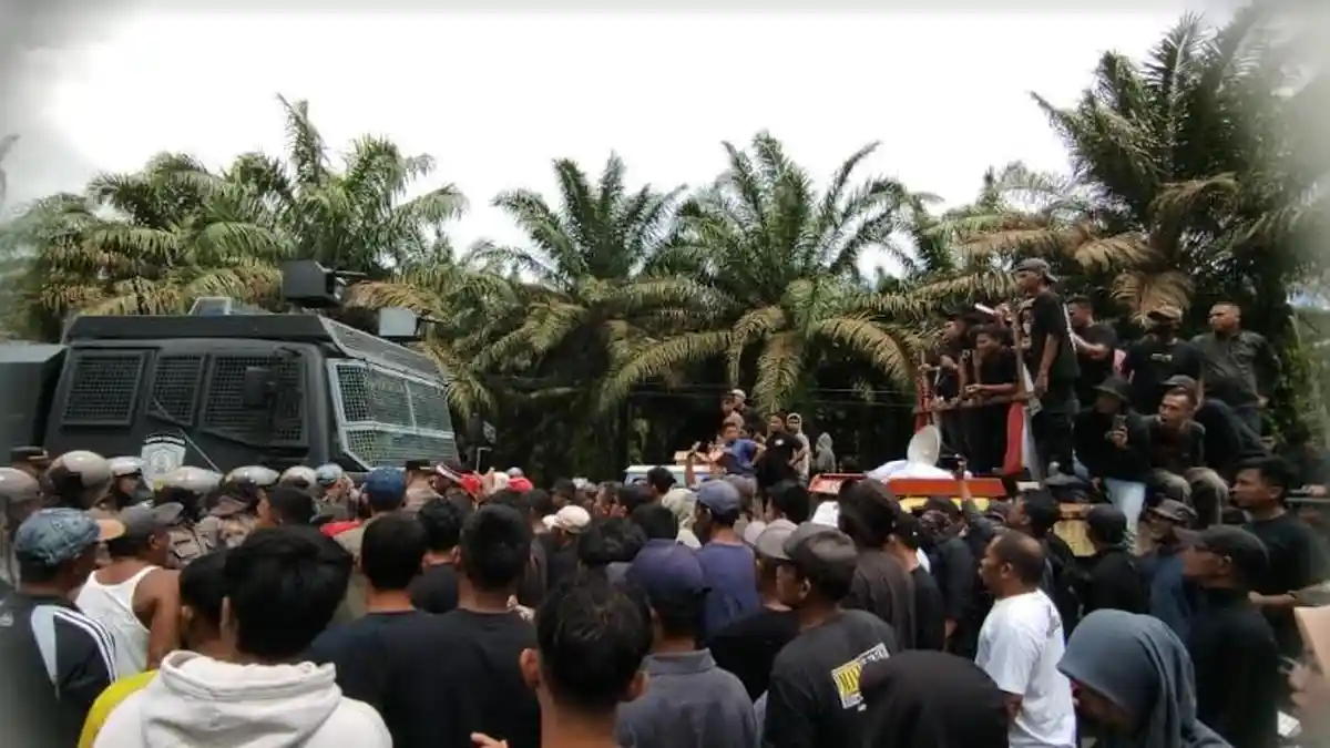 Aksi Unjuk Rasa Blokir Jalan di Asahan Memanas, Water Cannon Disiagakan Halangi Massa Masuk Tol
