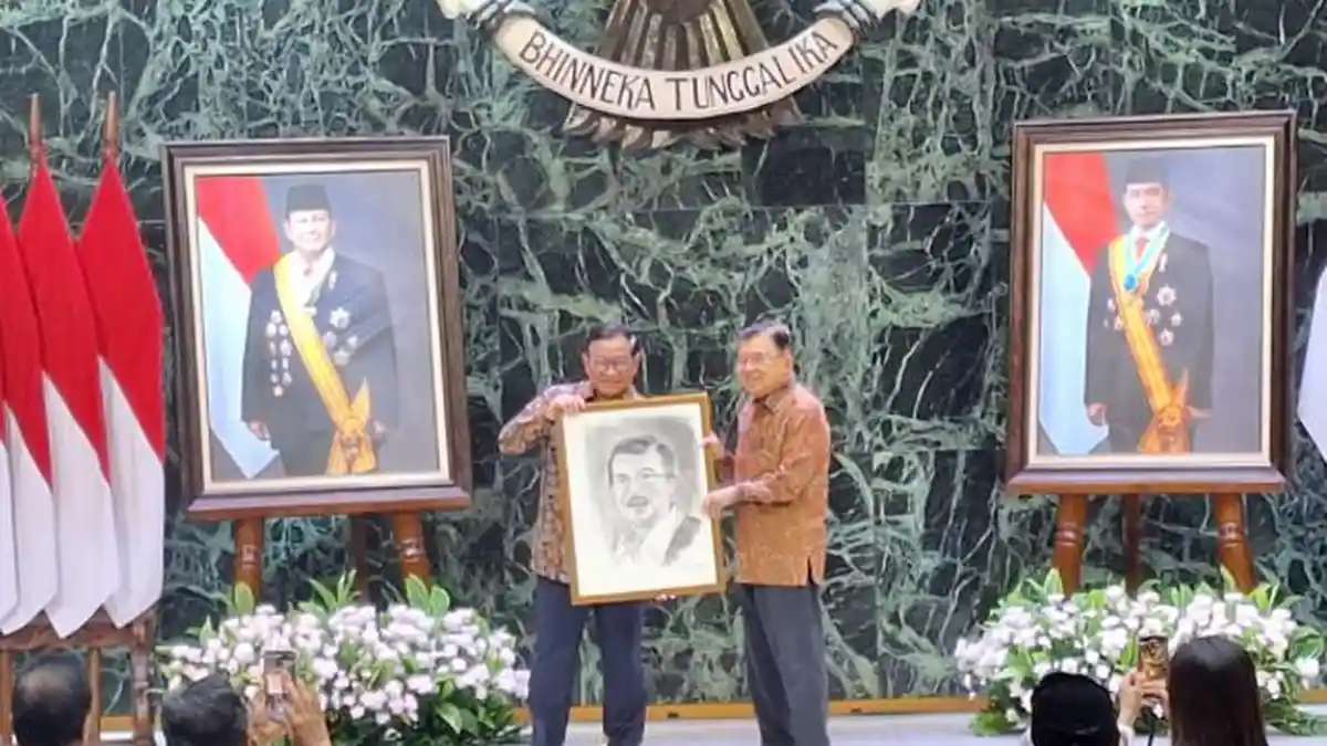 Jusuf Kalla Terima Penghargaan Tokoh Kemanusiaan & Perdamaian dari Dewan Pers
