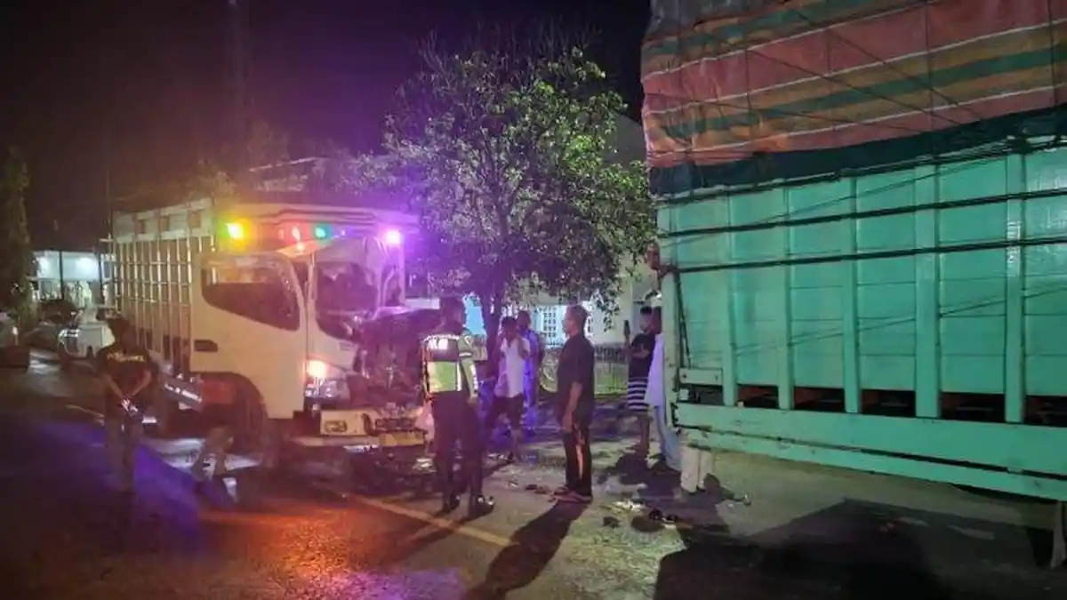 Colt Diesel Tabrak Truk Berhenti di Badan Jalan, Kernet Meninggal