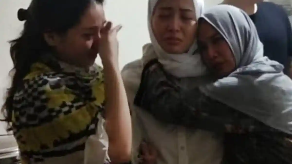 Sederet Artis Takziah dan Kuatkan Ayu Dewi, Nagita Slavina Hingga Luna Maya Ikut Menangis