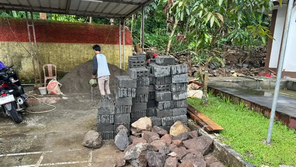 Dinding Mushola Polsek Megamendung Bogor Roboh Akibat Cuaca Buruk, Kini Dilakukan Perbaikan