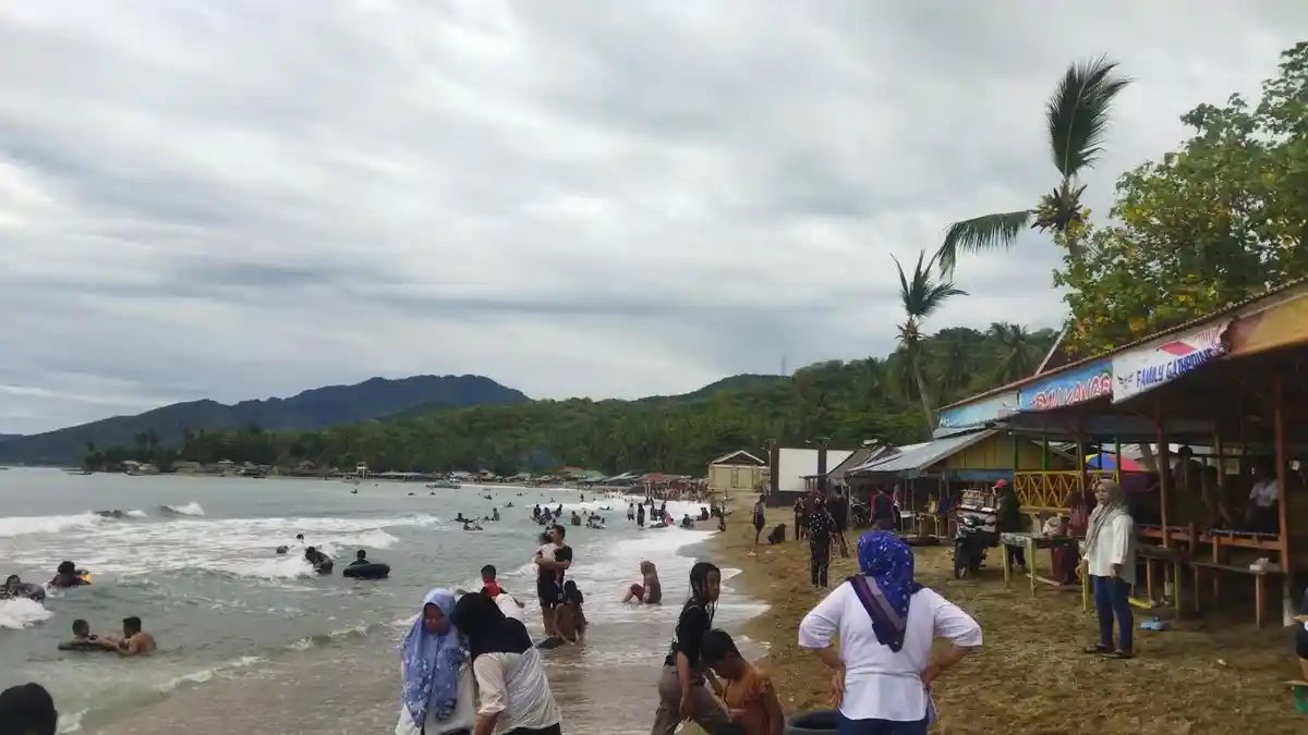 Pengunjung Pantai Botutonuo Gorontalo Membludak di Akhir pekan, Sewa Gajezo Naik Dua Kali Lipat