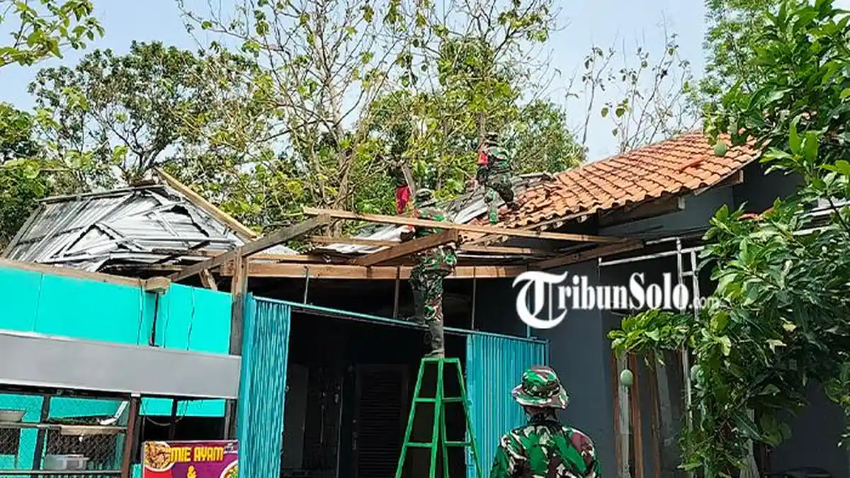 Atap Warung Bakso di Gondangrawe Boyolali Terbang Diterjang Puting Beliung, Pengunjung Histeris