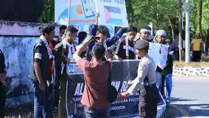 DEMO-Personel-Polresta-Kupang-Kota-mengamankan-jalannya-aksi-Unjuk-Rasa.jpg