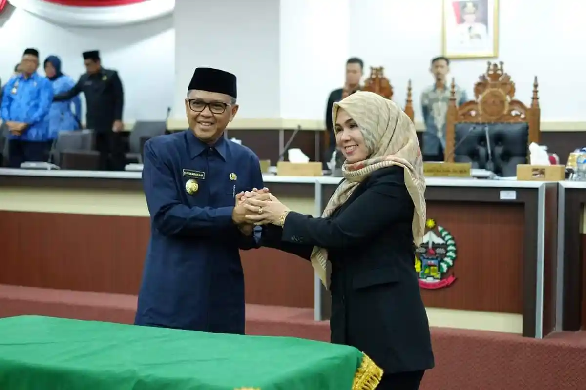 Lihat Tangan Ina Kartina Sari Digenggam Erat Gubernur Nurdin Abdullah Usai Sahkan APBD Sulsel 2020