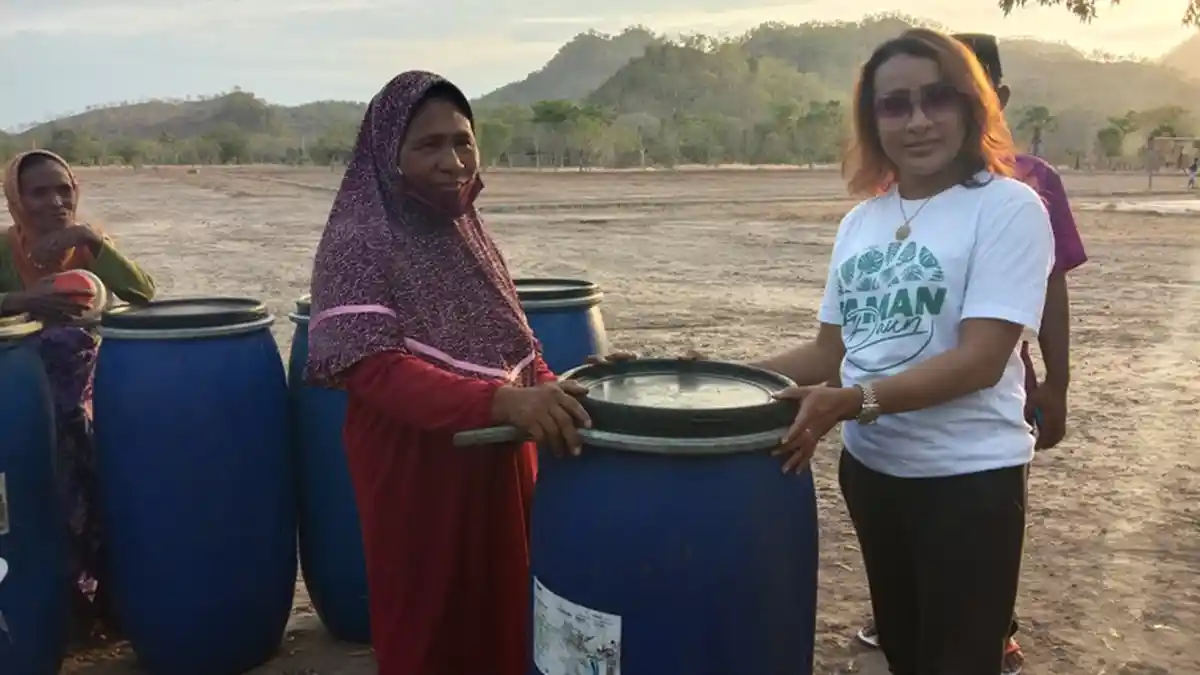 Relawan Taman Daun Distribusikan Gentong Air Bagi Warga Tobotani