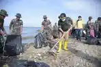 Marten-Taha-dan-TNI-Membersihkan-Sampah-dalam-momentum-hari-Lingkungan-Hidup.jpg