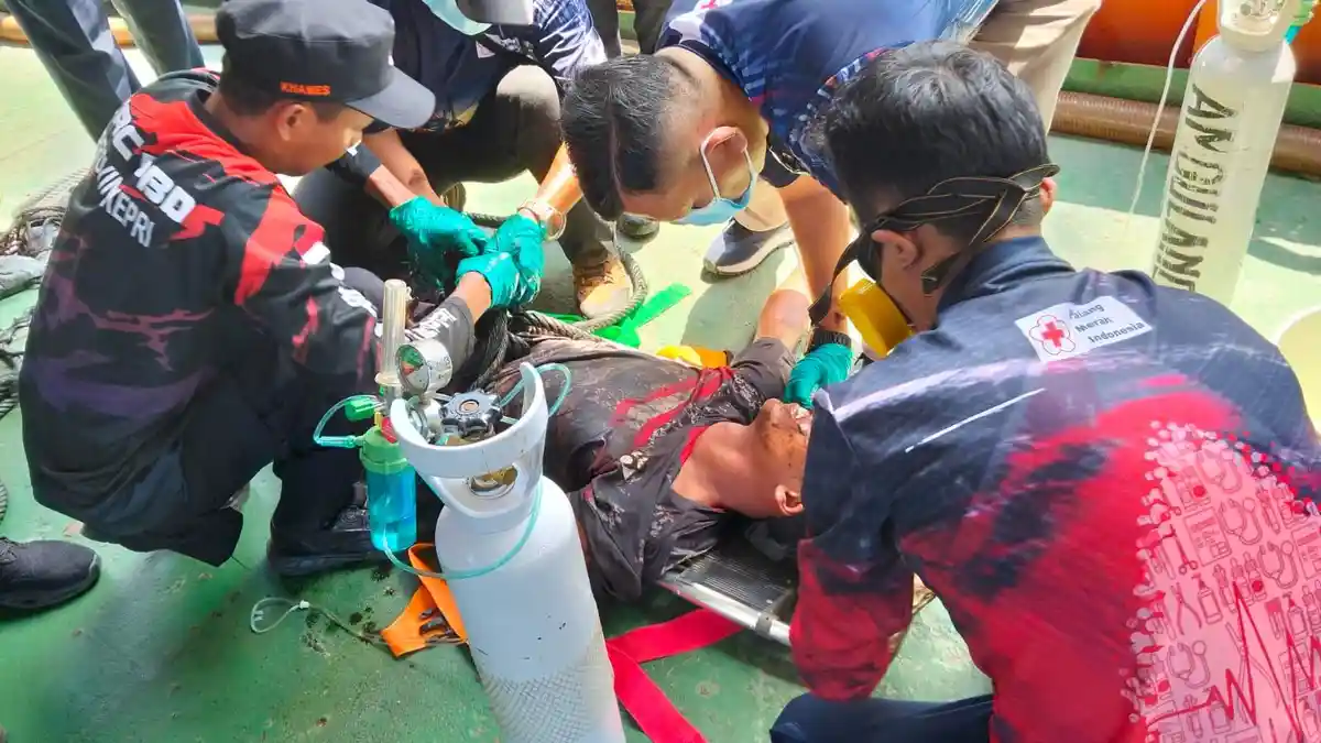 Dua Pekerja Lemas Usai Terjebak Dalam Tangki Kapal Tongkang di Bintan Lebih 30 Menit