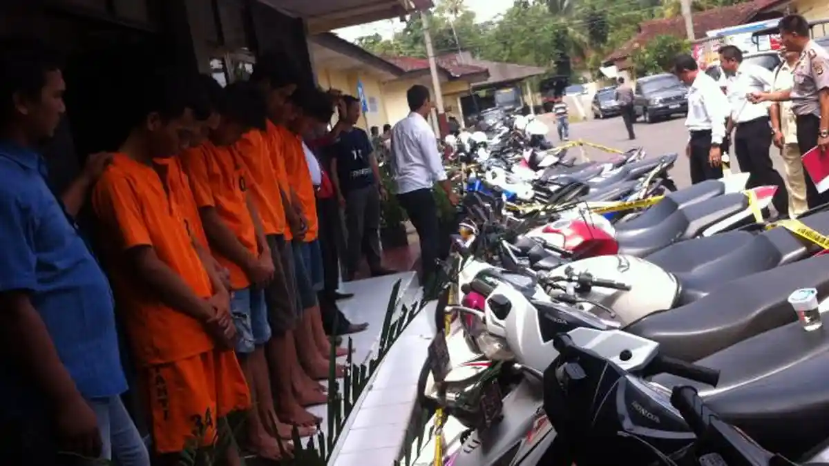Sama-sama Curi Motor, Ayah dan Anak Kaget Saat Bertemu di Kantor Polisi