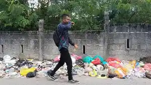 Sampah-di-Jalan-Piet-Manehat.jpg