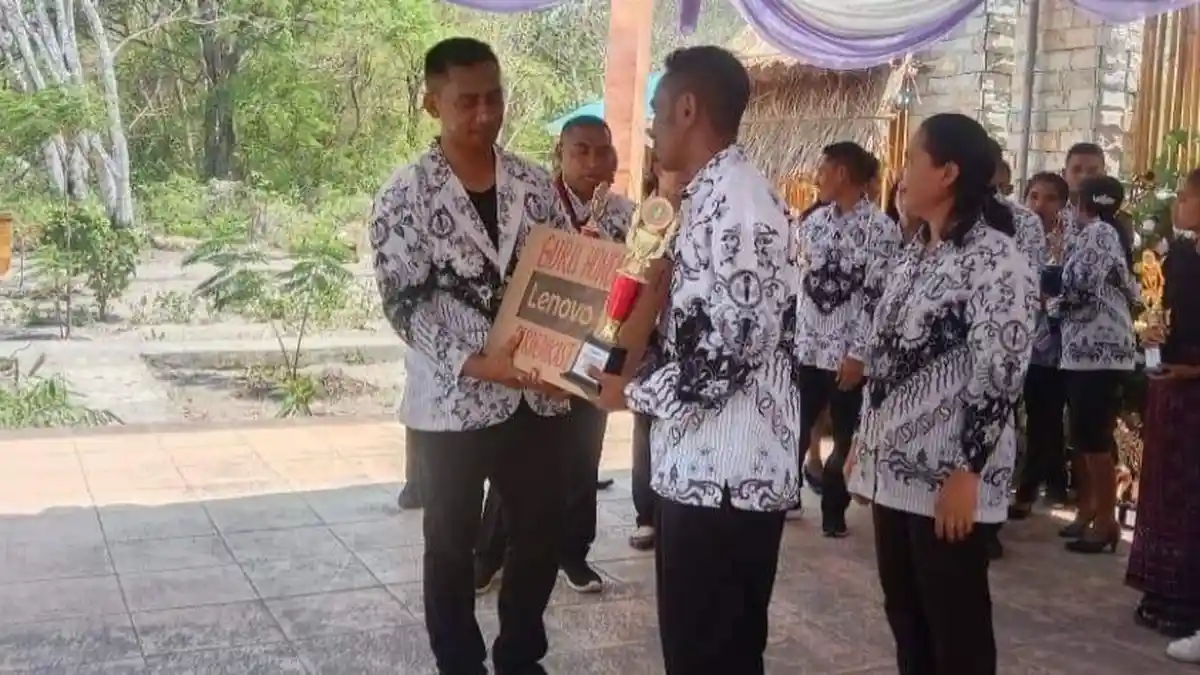 Guru Honor SMPN 3 Tanjung Bunga Raih Laptop dari PGRI Flores Timur