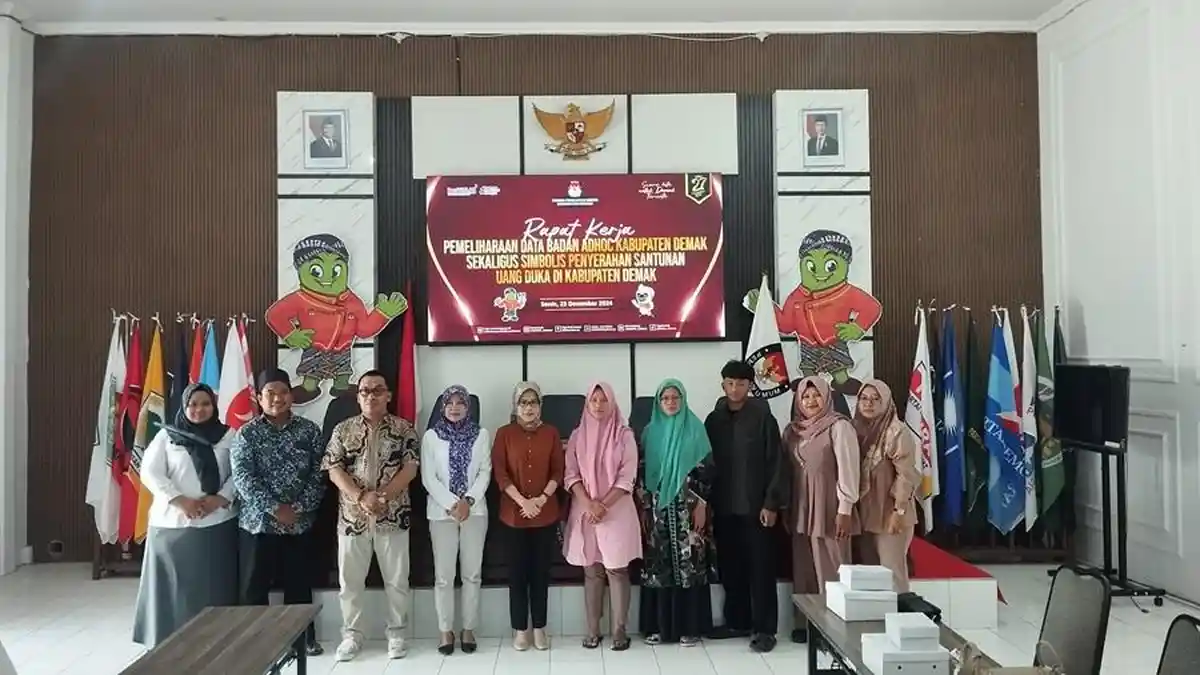 KPU Jateng Serahkan Santunan Kepada Petugas Adhoc Pilkada 2024 yang Meninggal di Grobogan dan Demak